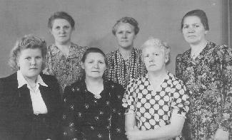 Achteraan van links naar rechts:  Aaltje,  Jannetje en Klazien. Vooraan van links naar rechts Bep, Drika en Stefie. De foto is gemaakt in 1949 kort voor Drika met haar gezin naar Canada vertrok.