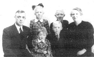 In november 1943 werd het gezin op de foto gezet. Dochter Wil en zoon Jan staan achter. Dochter Ali en zoon Jacob J. staan voor.