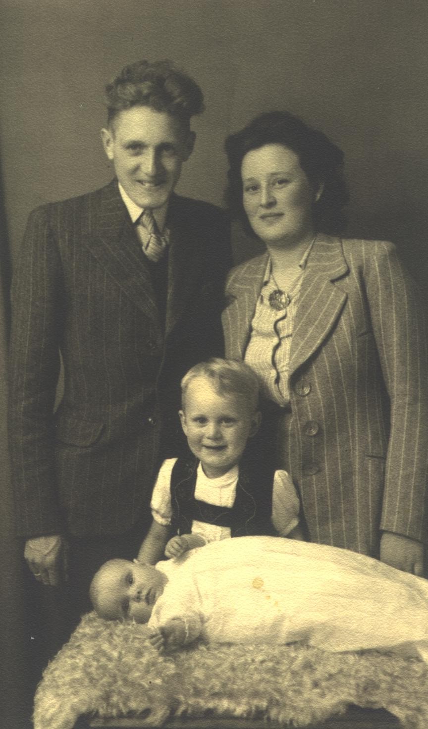 Wim, Jan, Riek en op de vacht Jeannette